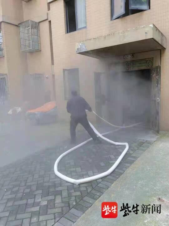 小区突发火灾,保安英勇救火(图1) 小区突发火灾,保安英勇救火(图1)