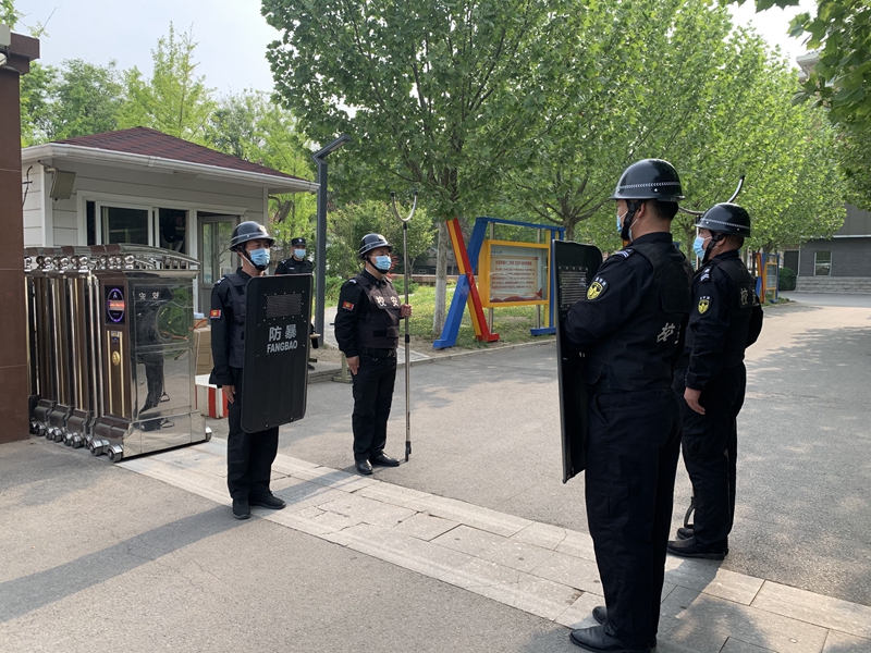 风雨之中的守护 学校保安成“明星”